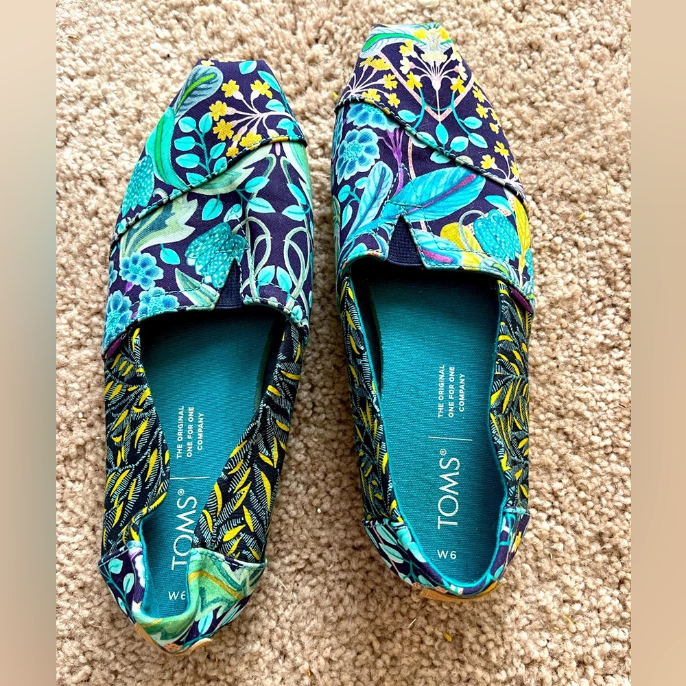 Toms Paisley Slip ons Womens size 6